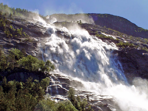 langfoss_waterfall.jpg
