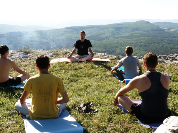 Мужчины медитируют