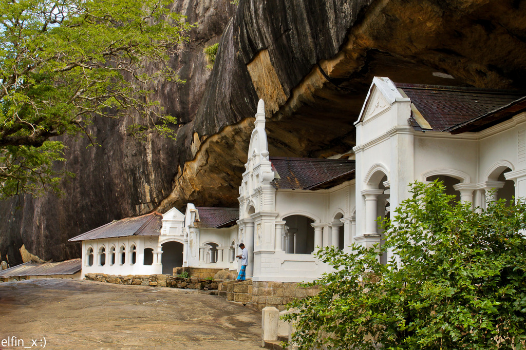 Дамбулла шри. Пещерный храм Дамбулла. Пещерный храм Дамбулла Шри-Ланка. В Шри Ланки храмы Дамбулла. Шри Ланка золотой храм Дамбулла.
