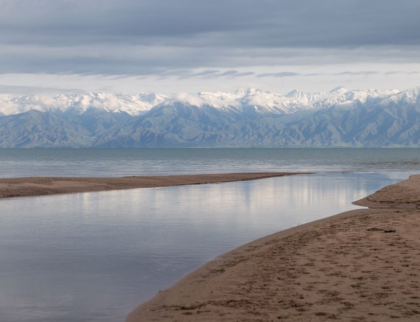 Иссык куль тянь шань. Тянь Шань Иссык Куль. Озеро сон Куль Киргизия. Верещагин Иссык-Куль. Дорога на Иссык-Куль.