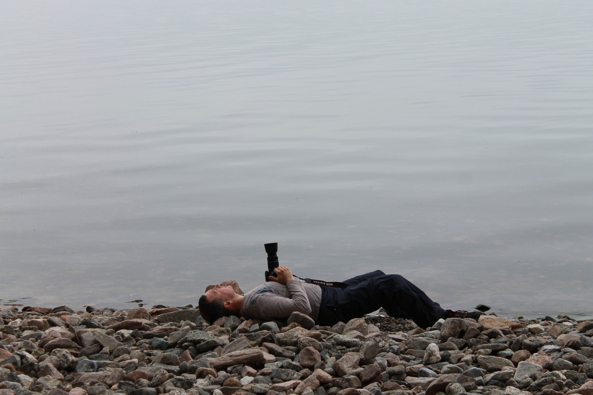 Погода устала. Уставший фотограф. Мужик на Байкале. Бухаем на Байкале.