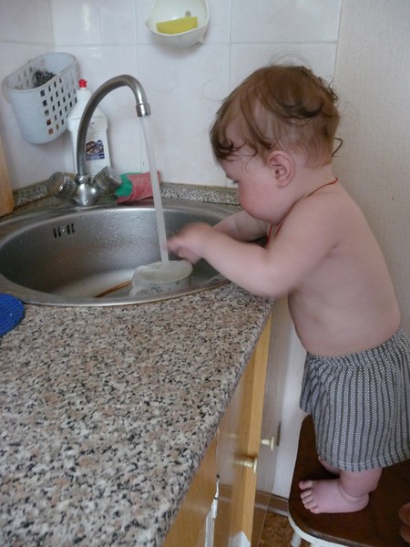 моем посуду вместе с малышом