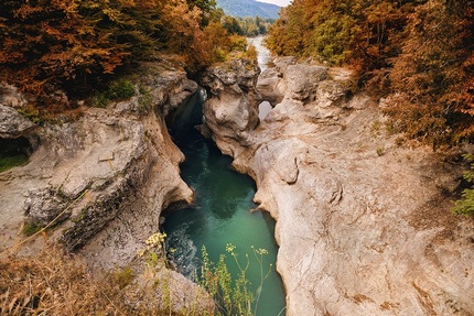 Рыжие скалы