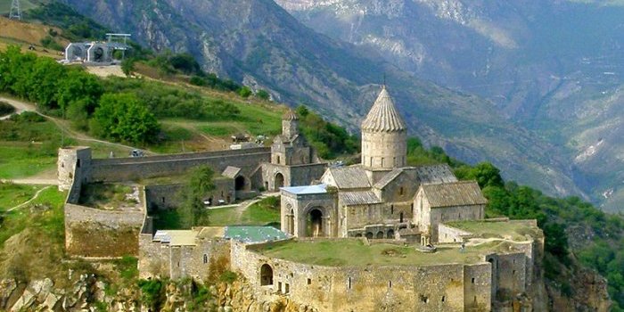 monastyr_noravank_largeh.jpg