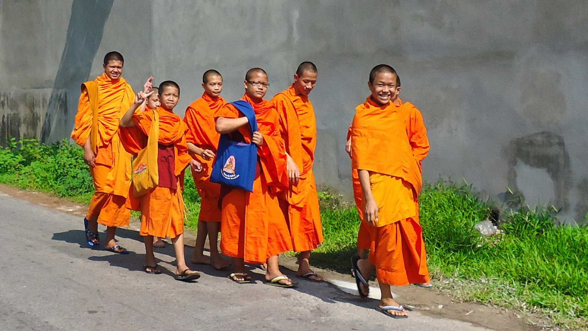 Правила тайланда. Люди в оранжевых одеждах в Тайланде. Таиц. Фото кланяющегося тайца.