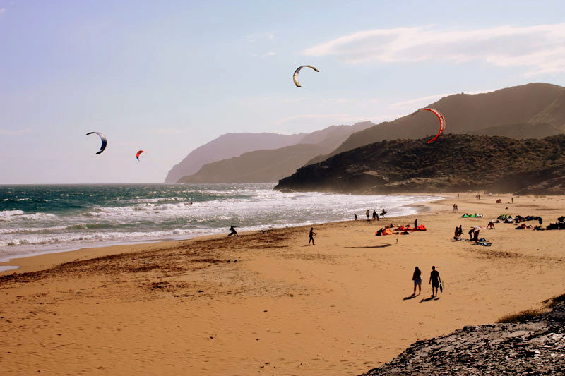 calblanque_beach_full_of_kites.jpg