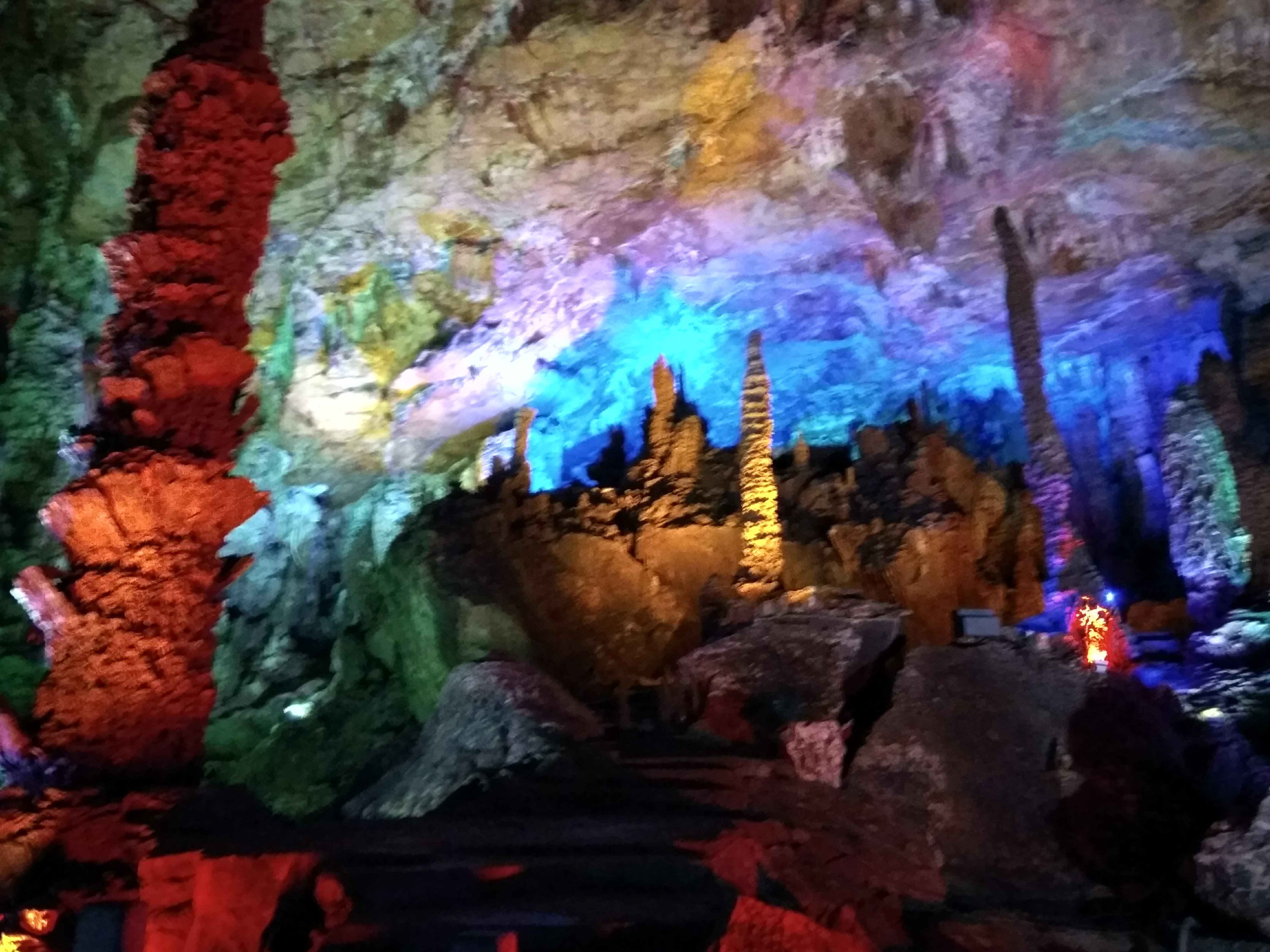 Дом в пещере у китайцев 5. Мраморные пещеры Чили. Арцах Азовская пещера. Пещера фэнтези. Дом в пещере.