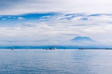 Вид на Бали и вулкан Агунг с Нуса Пениды