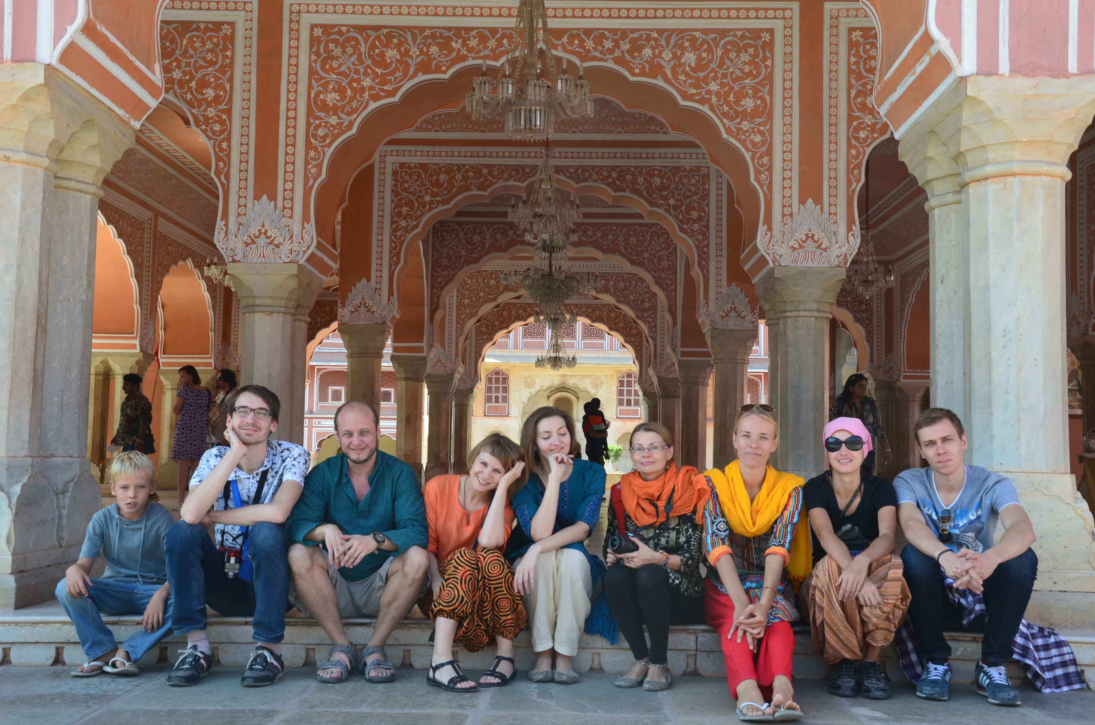 Поездка в индию. Туристы в Индии. Индия туризм. Индия путешественник. Турист в индийском храме.