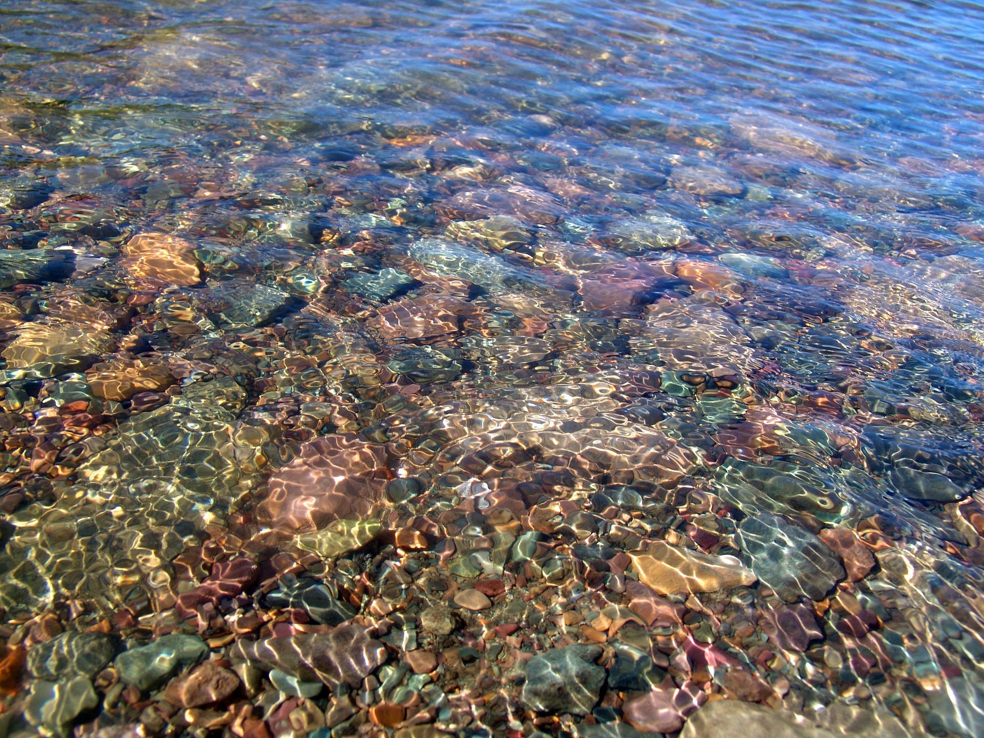 Камни в прозрачной воде